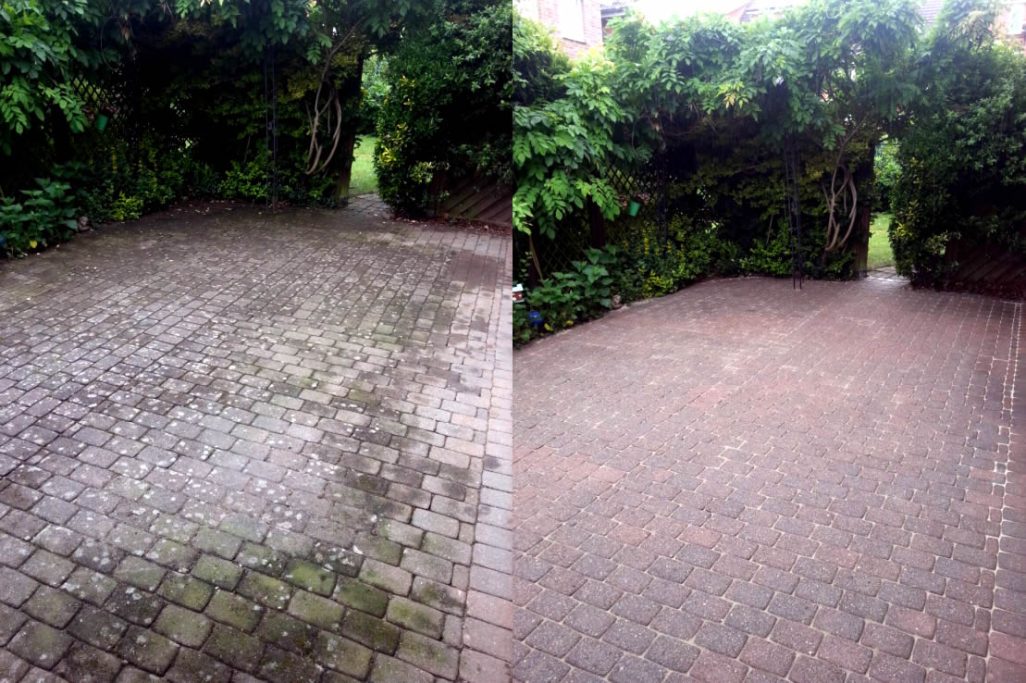 Vergleich von zwei Pflastersteinen: links verschmutzt, rechts gereinigt.